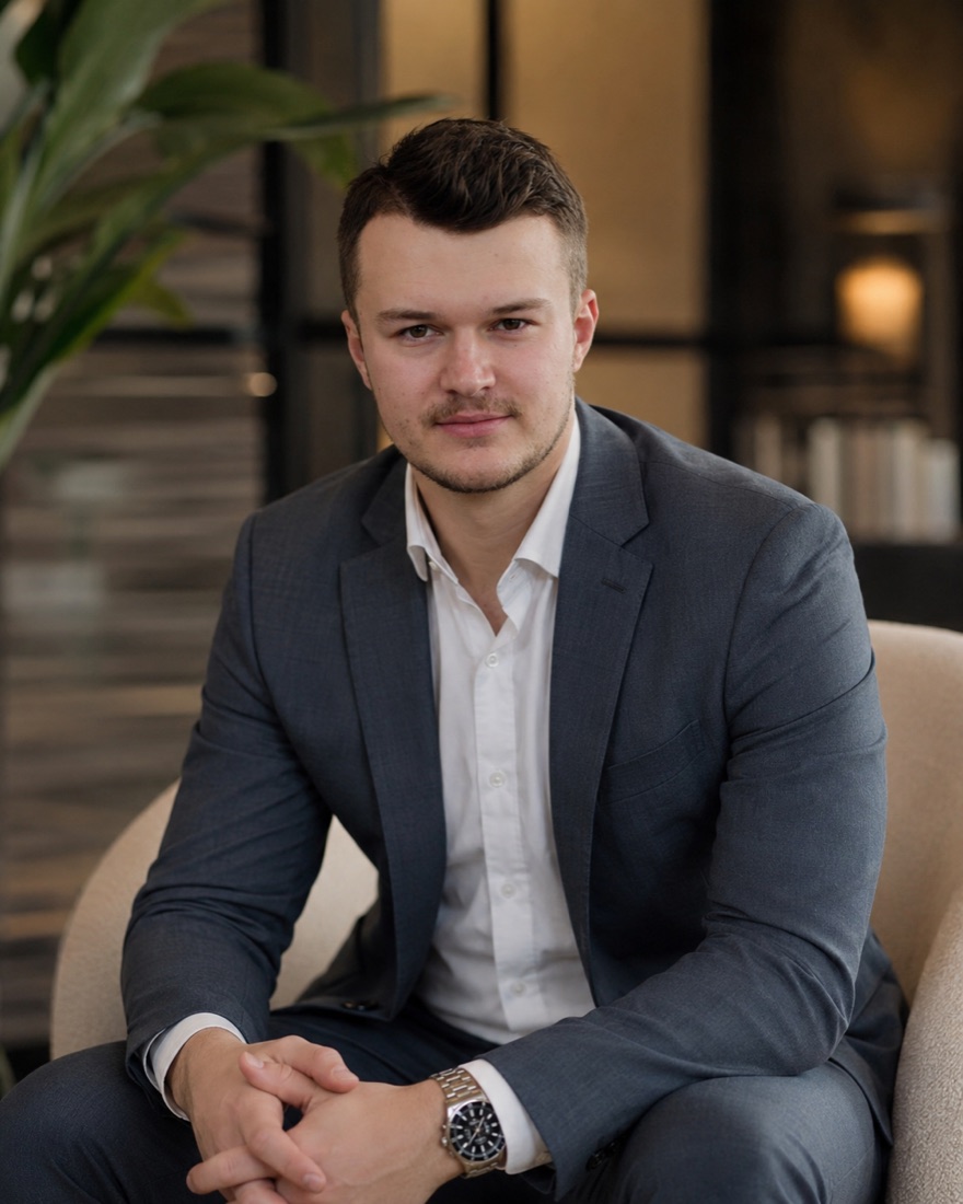 Erik Barák v obleku